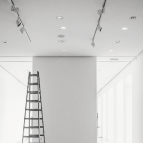 Leiter, die für Installationen hilft
